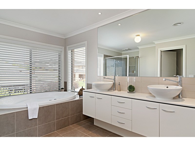 17 Empire Drive, Mooroolbark VIC 3138