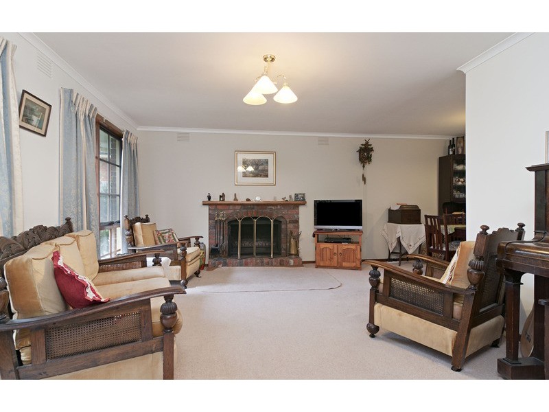 8 Rachael Drive, Mooroolbark VIC 3138