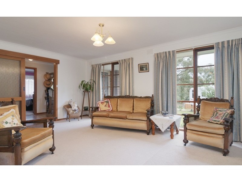 8 Rachael Drive, Mooroolbark VIC 3138