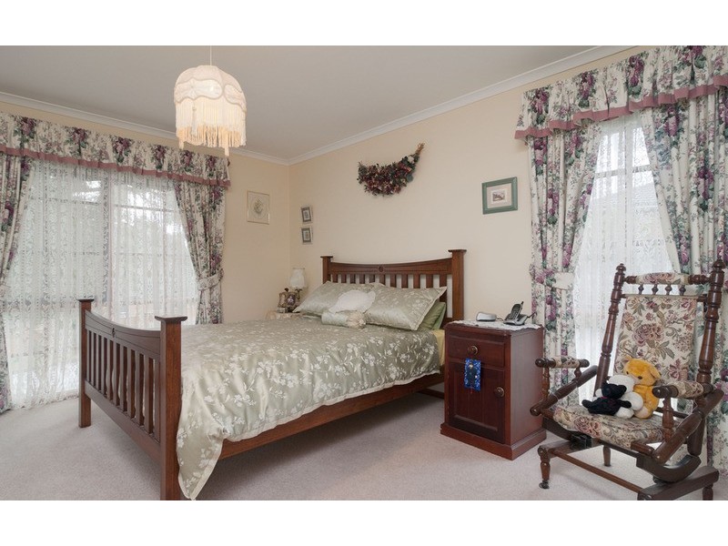 8 Rachael Drive, Mooroolbark VIC 3138