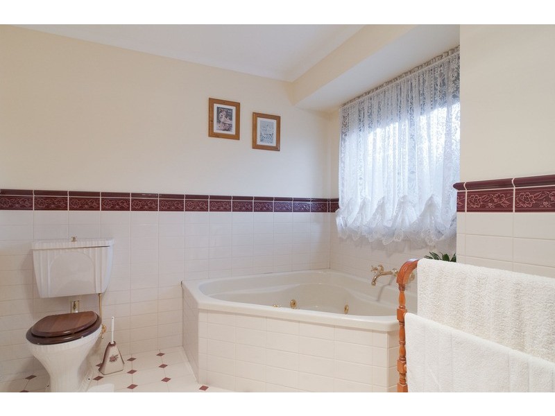 8 Rachael Drive, Mooroolbark VIC 3138