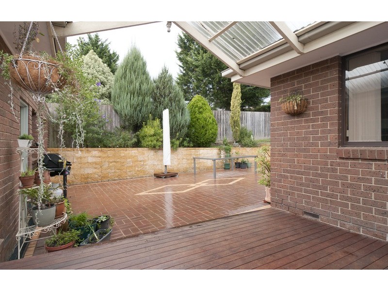 8 Rachael Drive, Mooroolbark VIC 3138