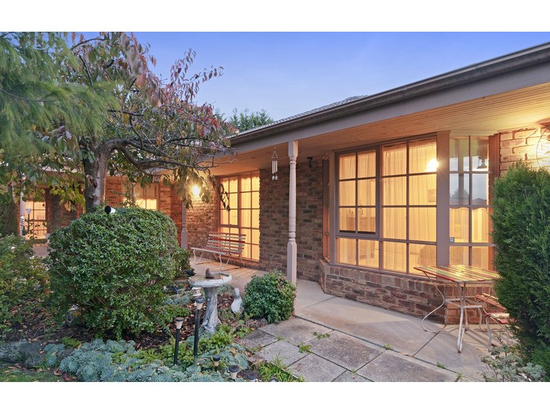 13 Greenbank Drive, Mooroolbark VIC 3138