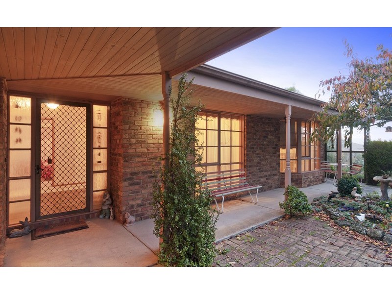 13 Greenbank Drive, Mooroolbark VIC 3138