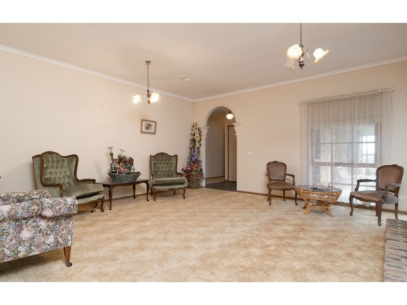 13 Greenbank Drive, Mooroolbark VIC 3138