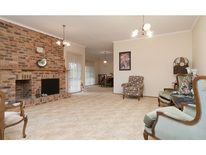 13 Greenbank Drive, Mooroolbark VIC 3138