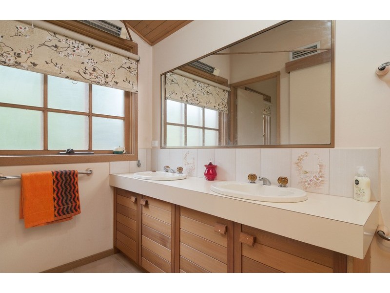 13 Greenbank Drive, Mooroolbark VIC 3138