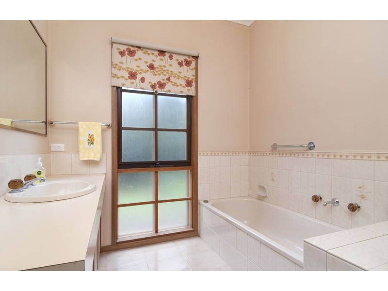 13 Greenbank Drive, Mooroolbark VIC 3138