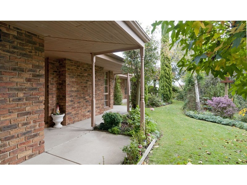 13 Greenbank Drive, Mooroolbark VIC 3138