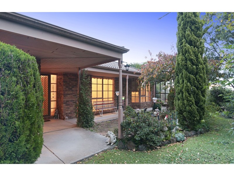 13 Greenbank Drive, Mooroolbark VIC 3138