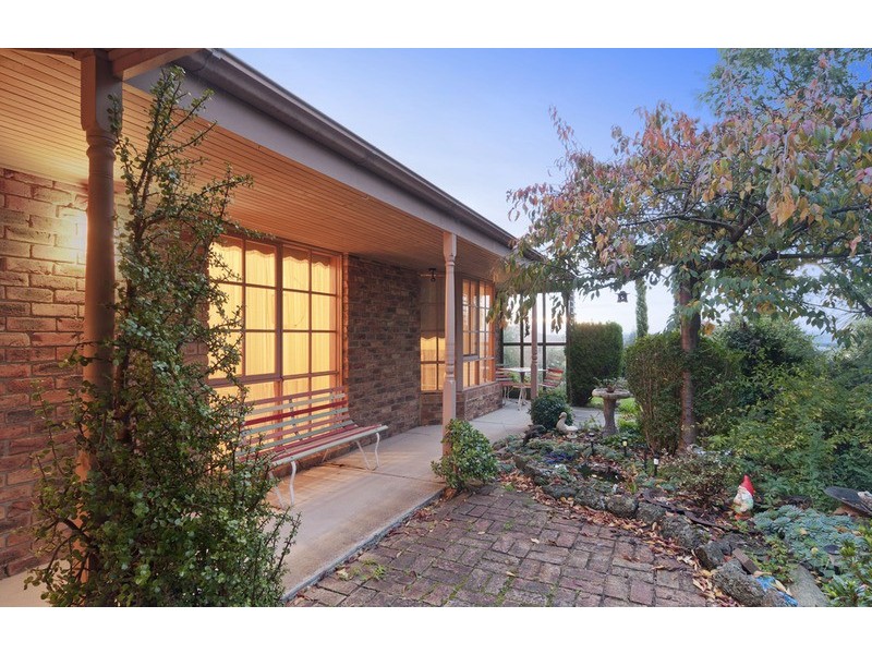 13 Greenbank Drive, Mooroolbark VIC 3138