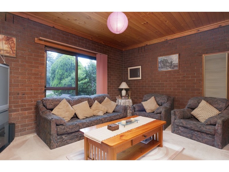 17 Autumn Grove, Mooroolbark VIC 3138