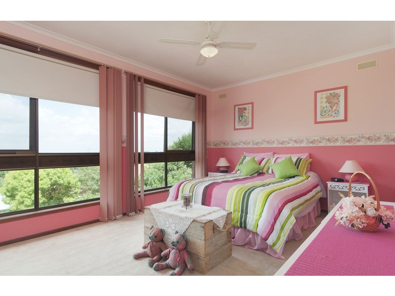 17 Autumn Grove, Mooroolbark VIC 3138