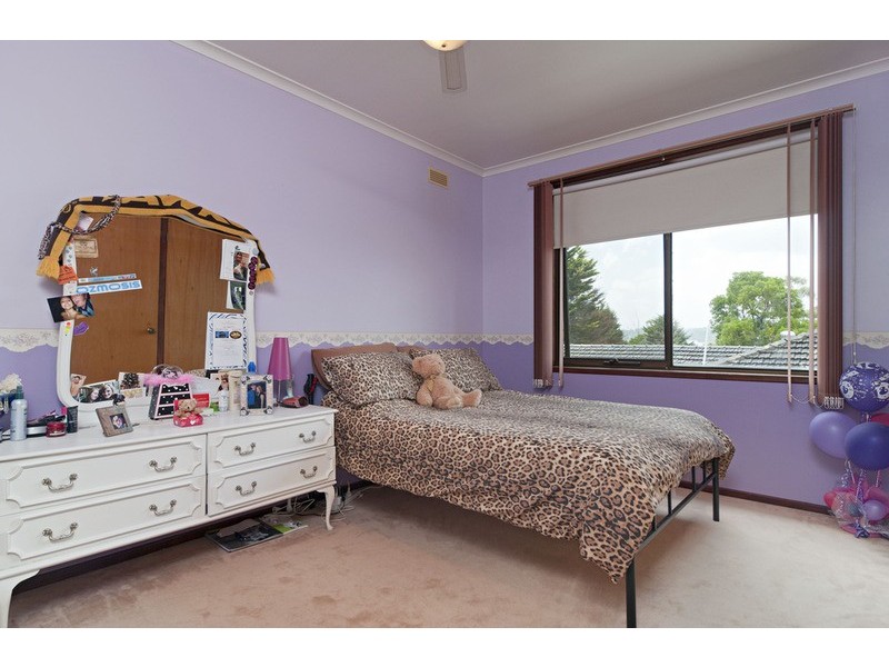17 Autumn Grove, Mooroolbark VIC 3138