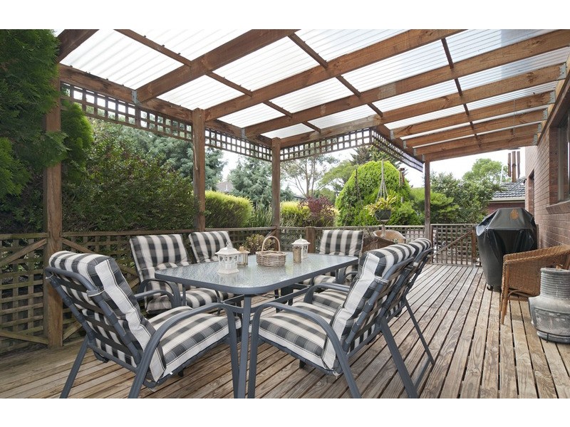 17 Autumn Grove, Mooroolbark VIC 3138
