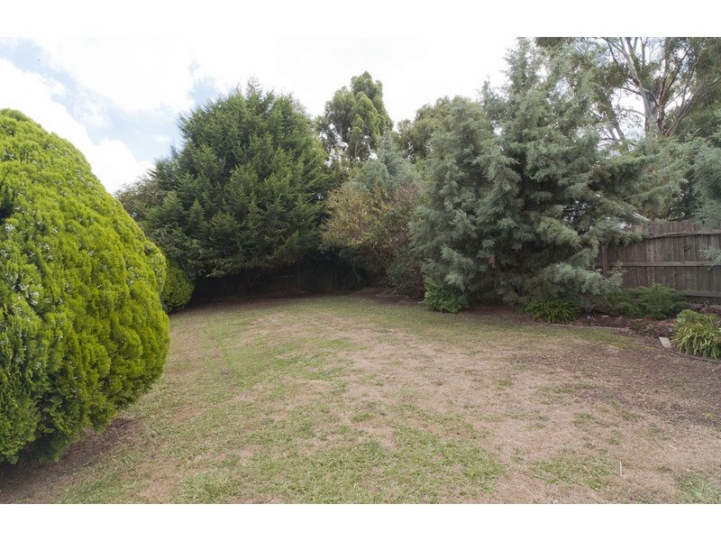 17 Autumn Grove, Mooroolbark VIC 3138