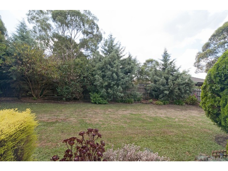 17 Autumn Grove, Mooroolbark VIC 3138