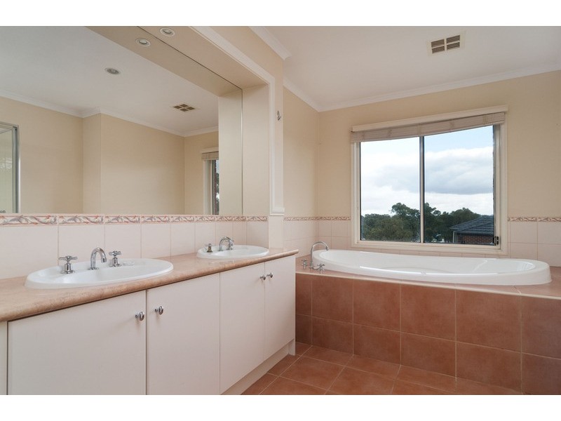 5 Anton Court, Mooroolbark VIC 3138