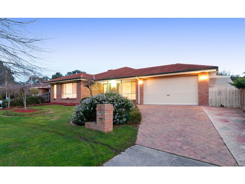 8 Ambleside Close, Mooroolbark VIC 3138