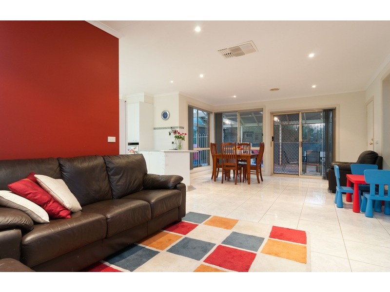 8 Ambleside Close, Mooroolbark VIC 3138