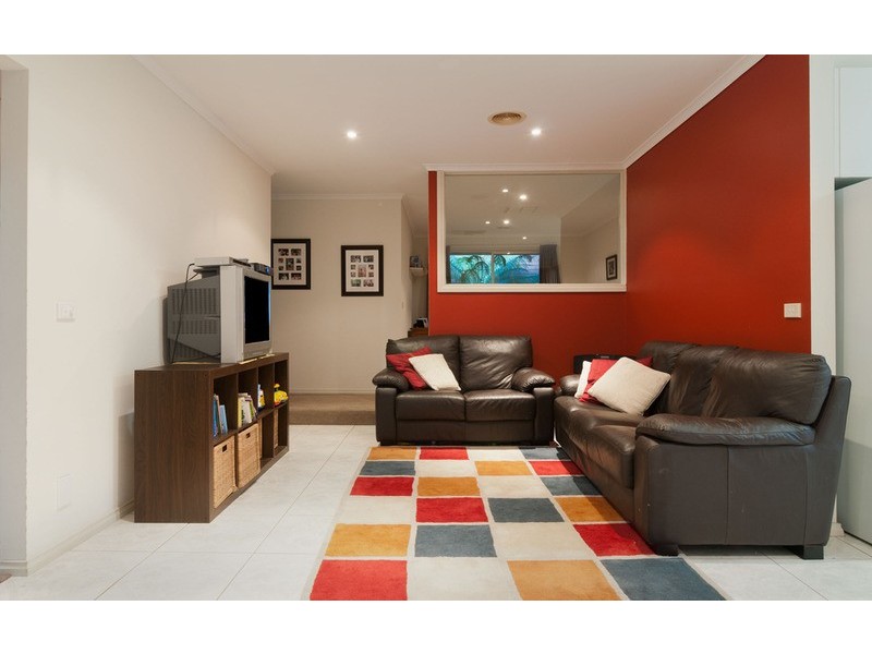 8 Ambleside Close, Mooroolbark VIC 3138