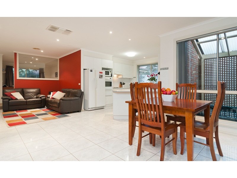 8 Ambleside Close, Mooroolbark VIC 3138