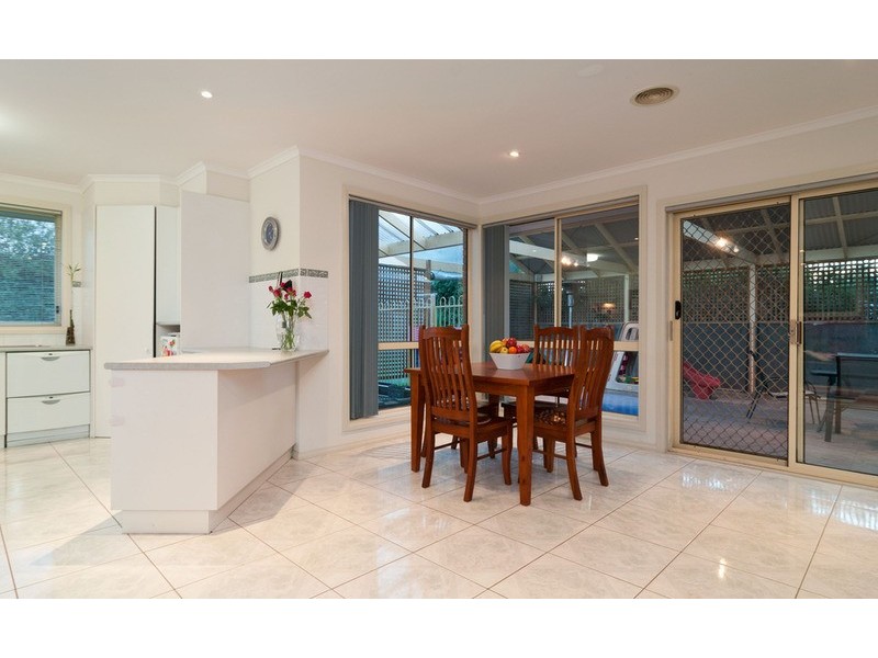 8 Ambleside Close, Mooroolbark VIC 3138