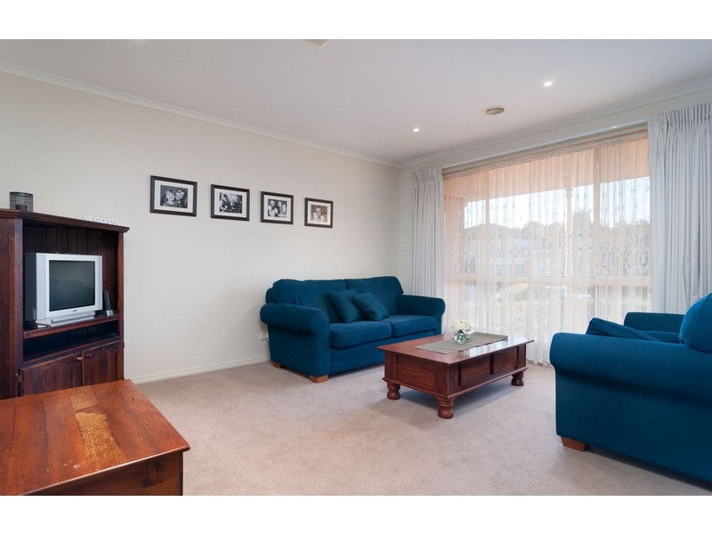 8 Ambleside Close, Mooroolbark VIC 3138