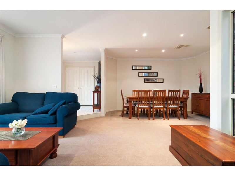 8 Ambleside Close, Mooroolbark VIC 3138