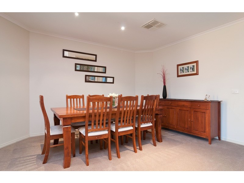8 Ambleside Close, Mooroolbark VIC 3138