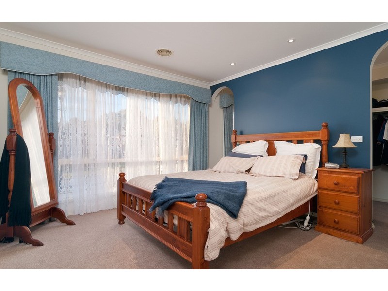 8 Ambleside Close, Mooroolbark VIC 3138