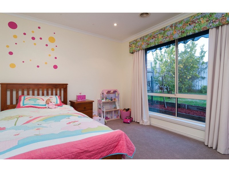 8 Ambleside Close, Mooroolbark VIC 3138