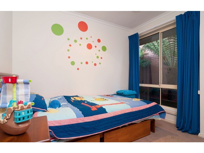 8 Ambleside Close, Mooroolbark VIC 3138