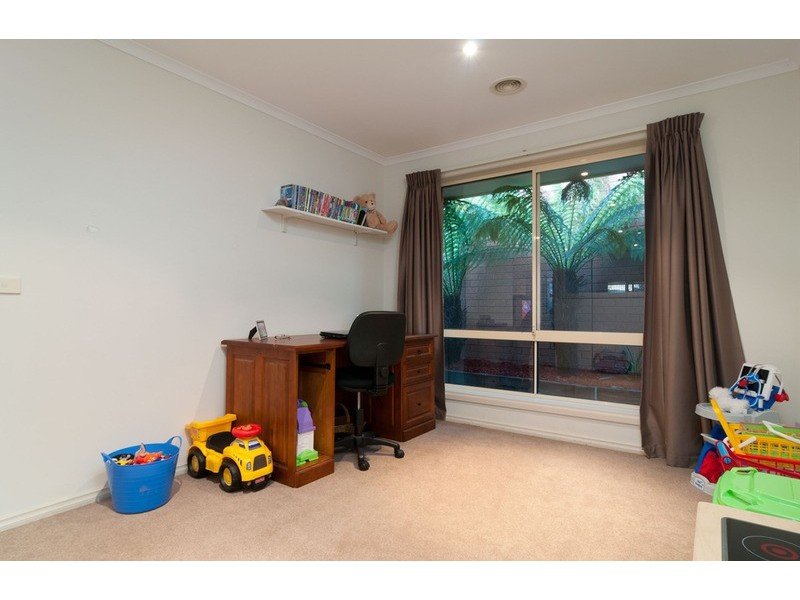 8 Ambleside Close, Mooroolbark VIC 3138