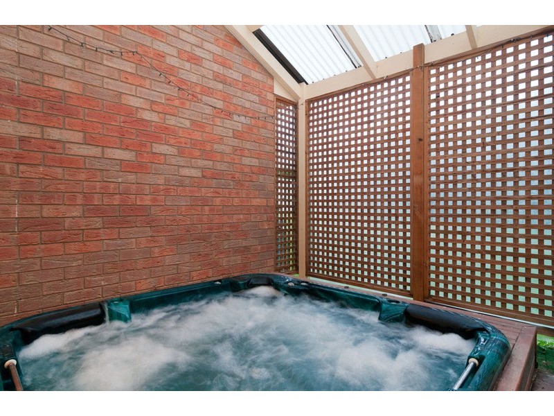 8 Ambleside Close, Mooroolbark VIC 3138