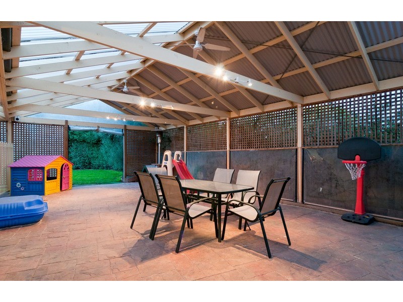 8 Ambleside Close, Mooroolbark VIC 3138