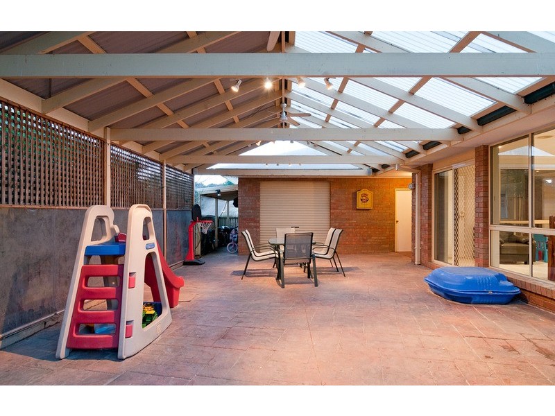 8 Ambleside Close, Mooroolbark VIC 3138