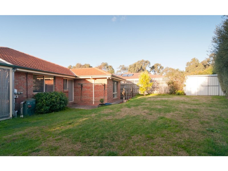8 Ambleside Close, Mooroolbark VIC 3138