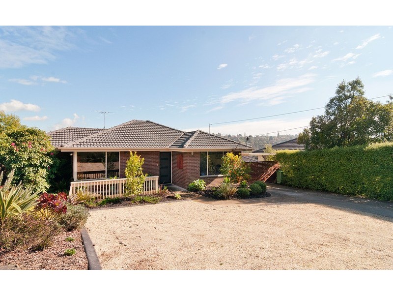 16 Russell Avenue, Mooroolbark VIC 3138