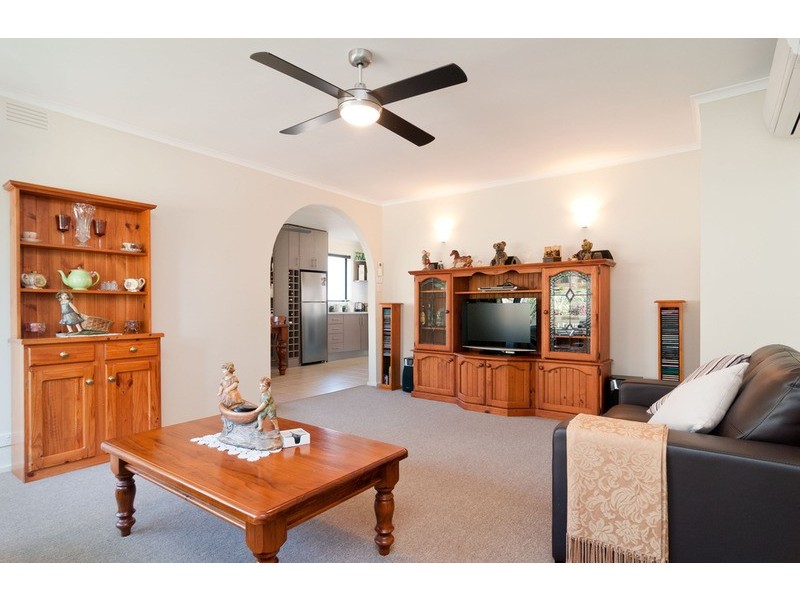16 Russell Avenue, Mooroolbark VIC 3138