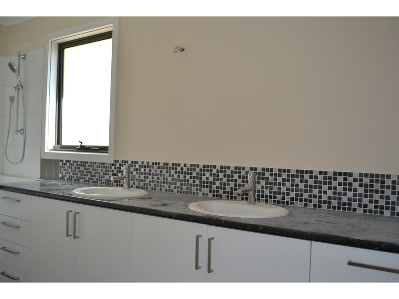 2/15 Ross Road, Croydon VIC 3136
