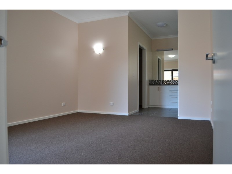 4/15 Ross Road, Croydon VIC 3136
