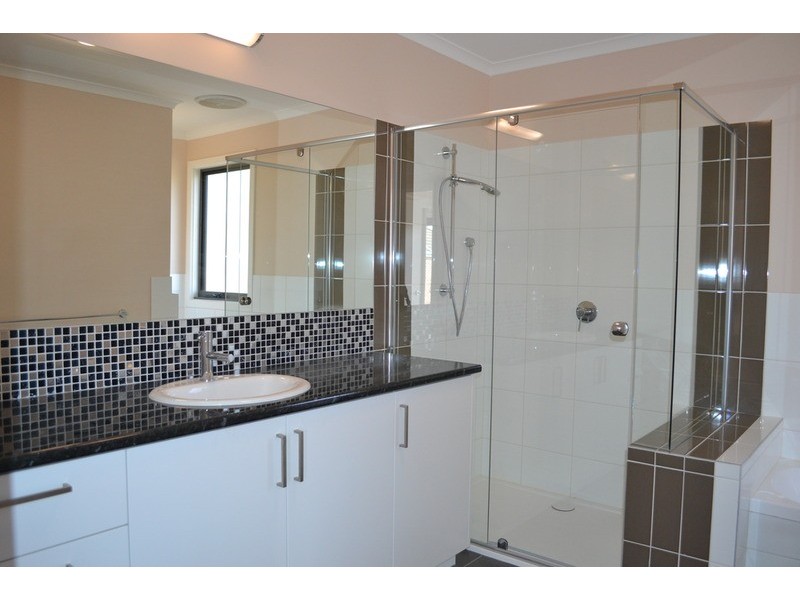 4/15 Ross Road, Croydon VIC 3136