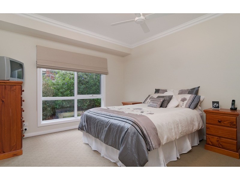 2/19a Central Avenue, Croydon South VIC 3136