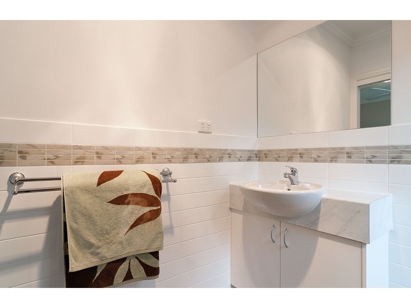 2/19a Central Avenue, Croydon South VIC 3136