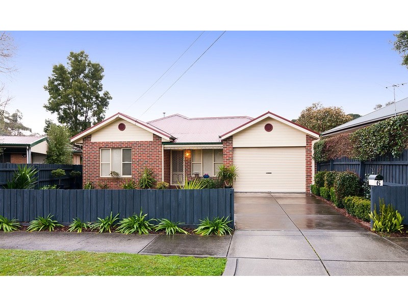 6 Longfellow Avenue, Mooroolbark VIC 3138