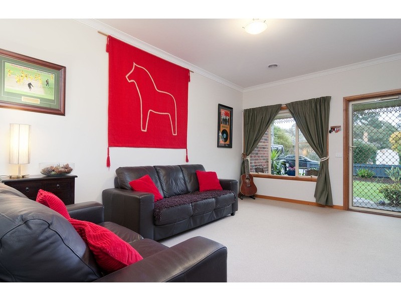 6 Longfellow Avenue, Mooroolbark VIC 3138
