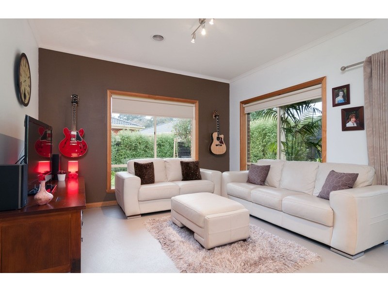 6 Longfellow Avenue, Mooroolbark VIC 3138