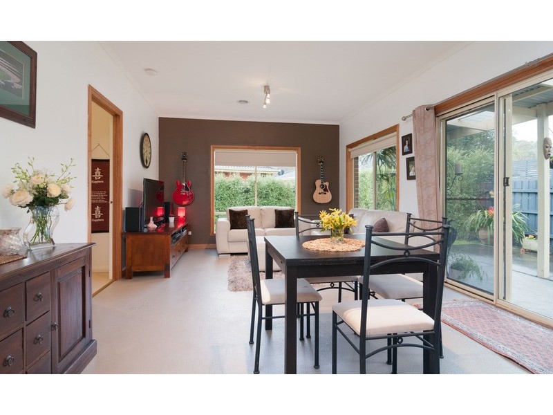 6 Longfellow Avenue, Mooroolbark VIC 3138