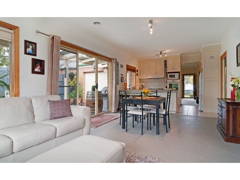 6 Longfellow Avenue, Mooroolbark VIC 3138